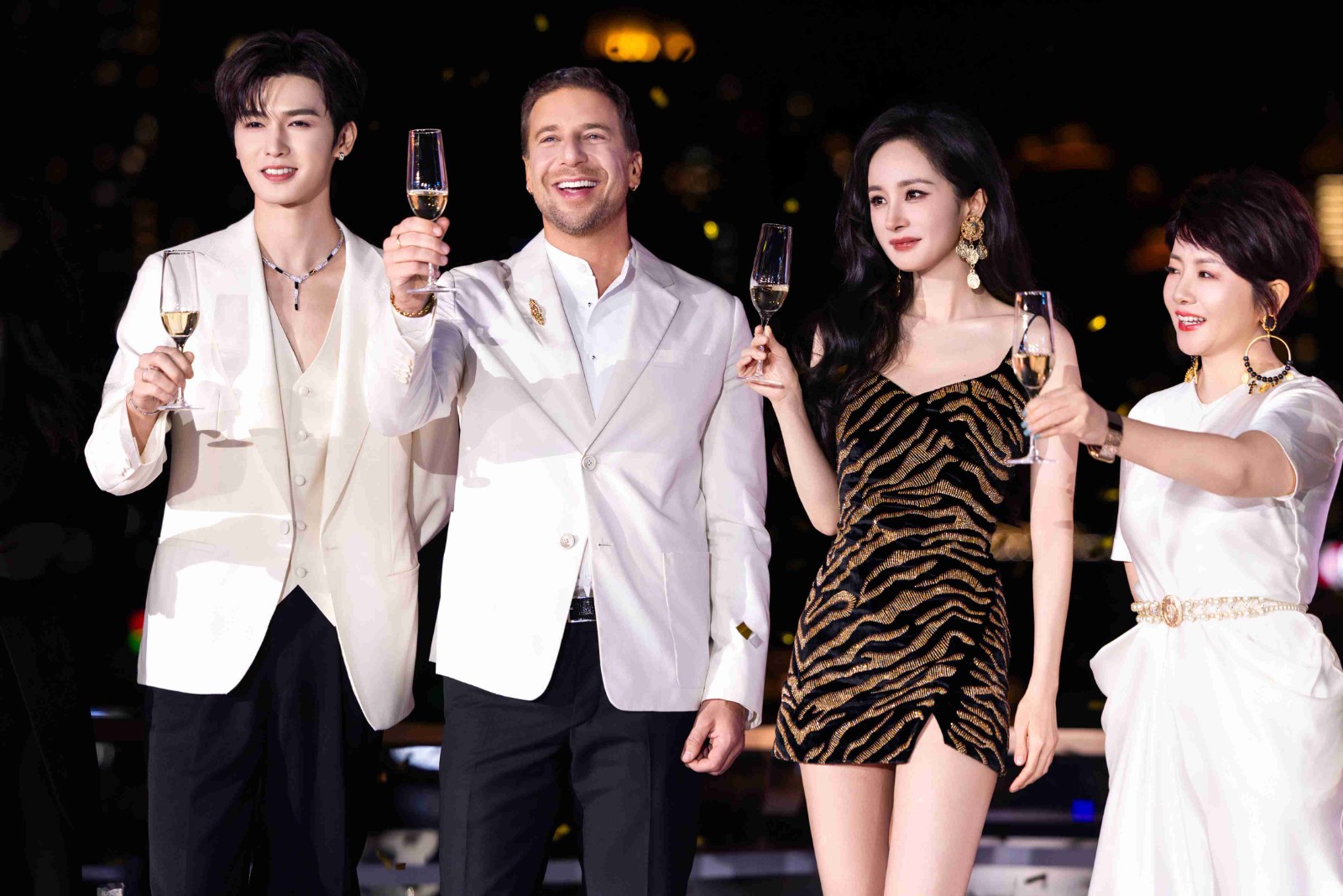 传奇之夜共庆40周年合影_副本.jpg
